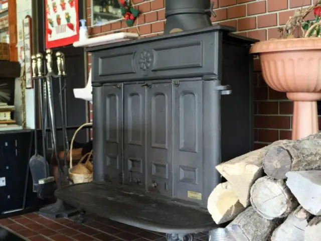 冬は暖炉の温もりが館内をやさしく包み込む