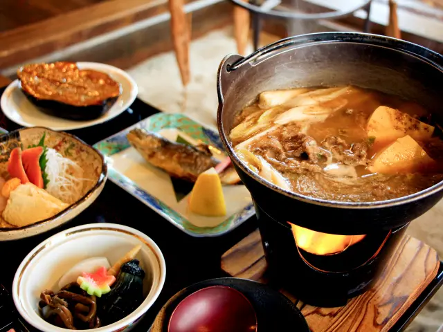 脂の甘み、肉の旨みを堪能できる「熊鍋コース」©株式会社リバティー