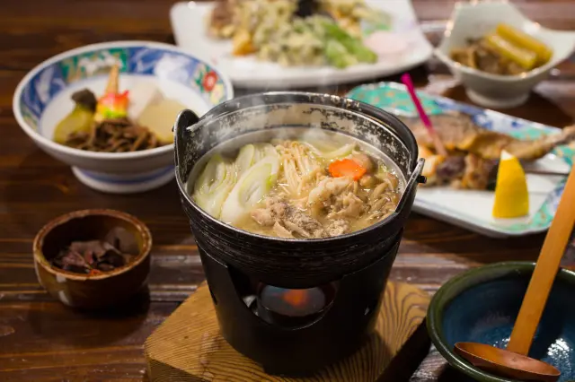 ジビエ初心者でも食べやすい「ウサギ鍋コース」©株式会社リバティー