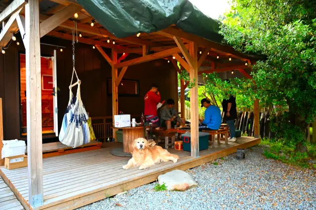 雨の日でも安心のウッドデッキ