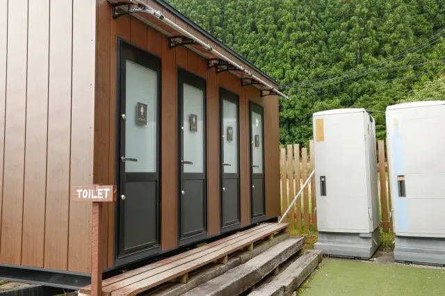 近くにウォッシュトイレ棟を完備