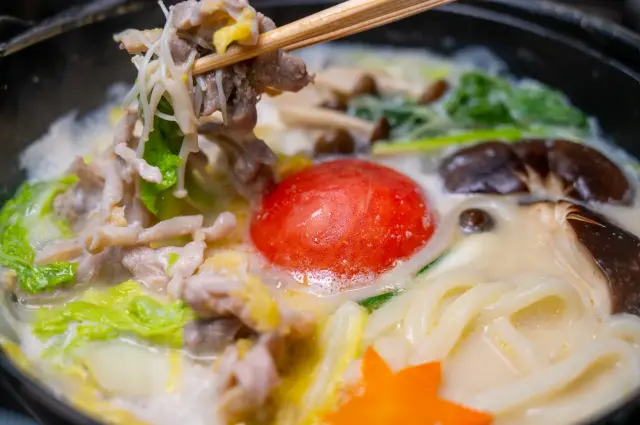 親鶏の豆乳トマト鍋で温まる（冬季限定）