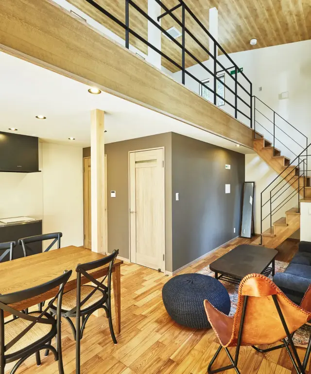 洗練されたインテリアが揃う室内