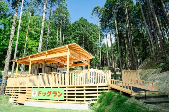 プライベートドッグランがついた部屋も