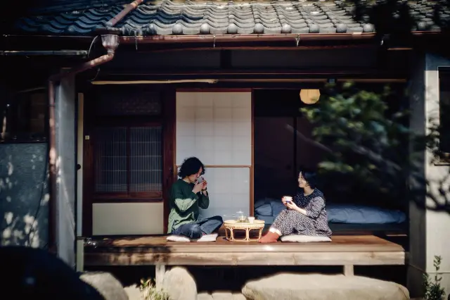 中庭を囲む縁側でゆったり