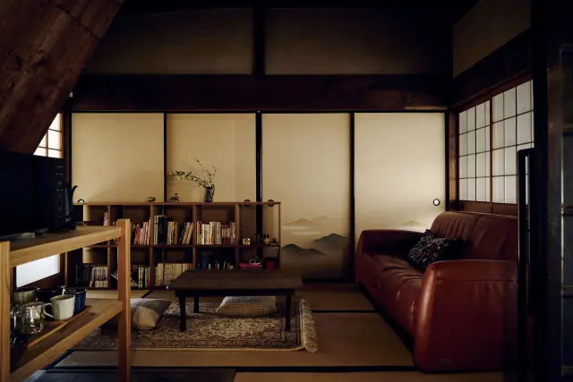 共有スペースには落ち着いた雰囲気のリビングルーム