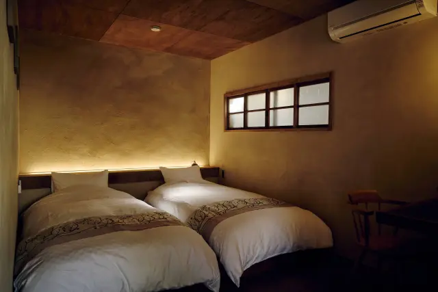 土壁と古建具を活かした和洋室