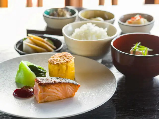 吹き抜けのダイニングで和朝食を楽しめる