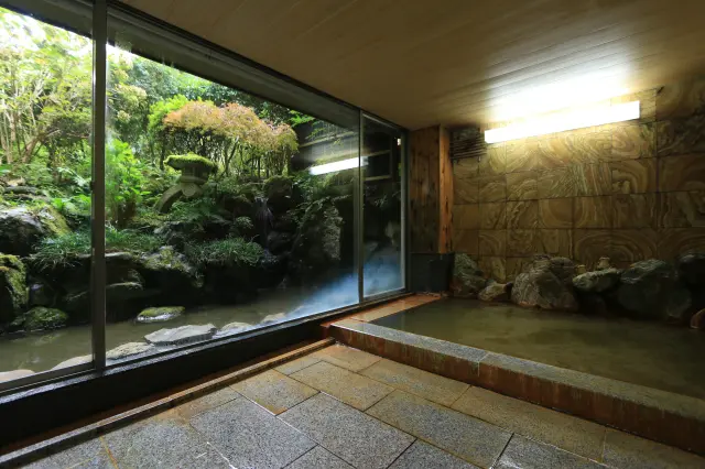 大浴場からは庭園の木々が眺められる