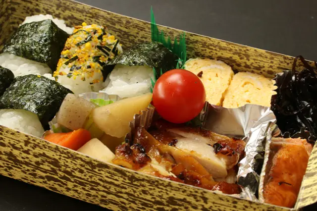 1泊3食プランで昼食用のお弁当もある。