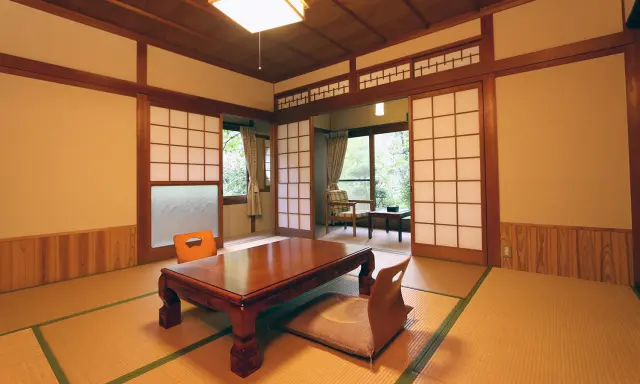 庭に面した部屋からは日本庭園を眺められる