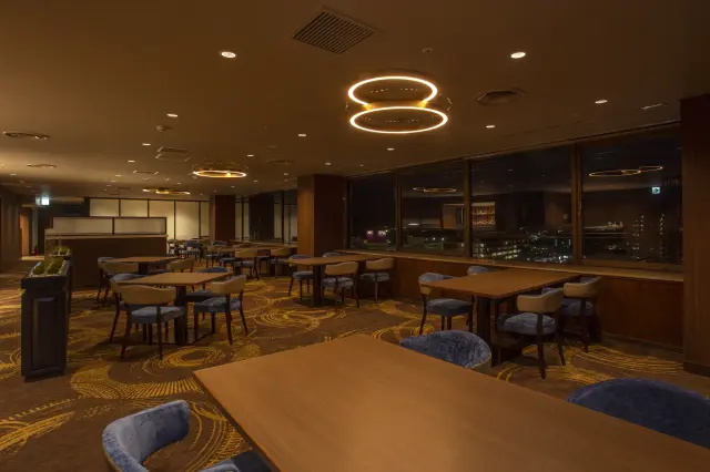 最上階にある「ベルビュー」をはじめ4つの飲食店を併設