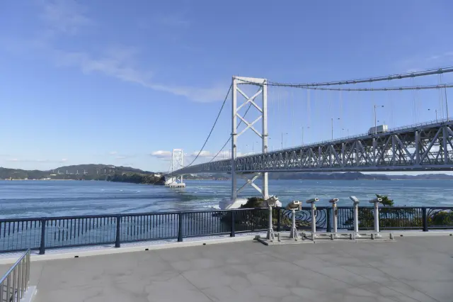 大鳴門橋が間近に迫る迫力の景観