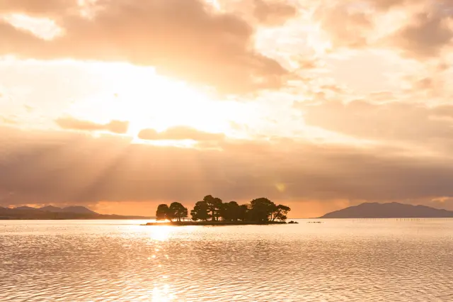 宍道湖畔に沈む美しい夕日は感動必至
