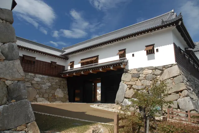 2007年に再現復元した鉄御門・武具櫓は内部見学可能