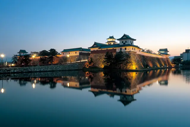 毎日日没30分後に点灯する夜間ライトアップも見どころ