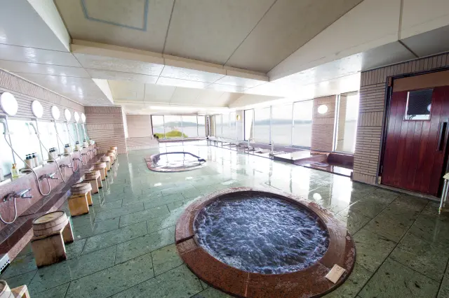 多彩な湯船のほかサウナも完備