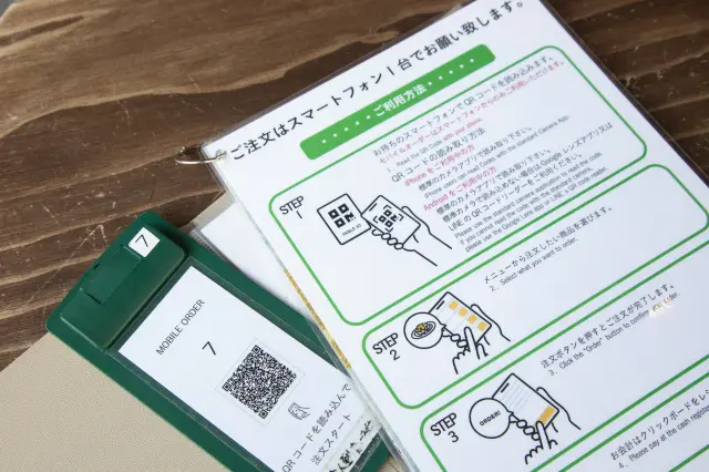 オーダーはスマートフォンから。英語メニューもある