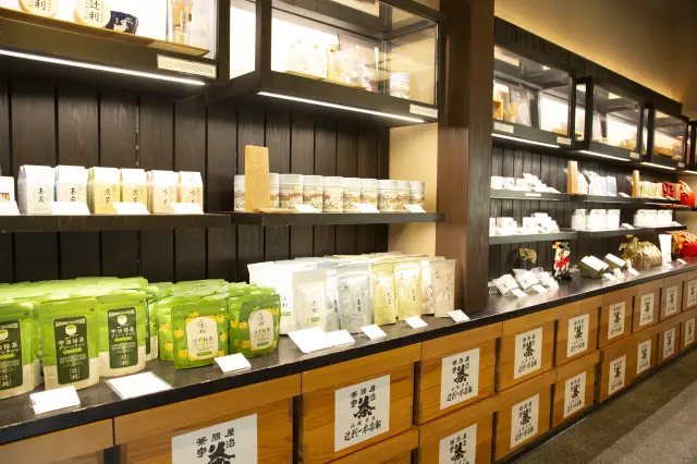 店内には「辻利」のオリジナル商品がずらりと並ぶ