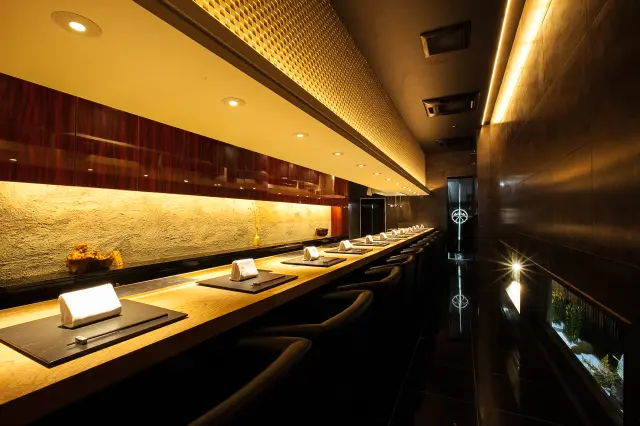 1階は端正なカウンターのみ