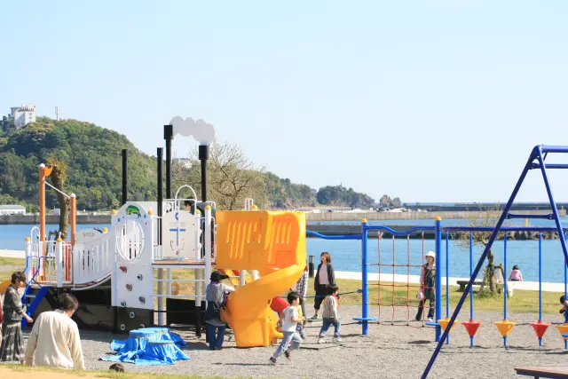 芝生広場＆遊具を完備する「パークエリア」