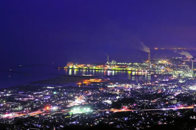市街地や工場群の輝き織り成す夜景がロマンティック