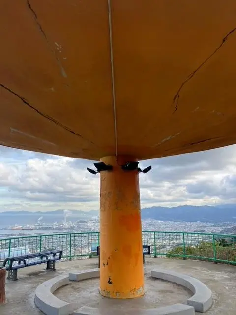 オレンジ色の展望台は夜になるとライトアップされる