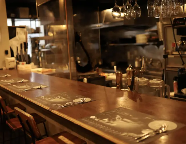 2階はライブ感満点のカウンター席が人気