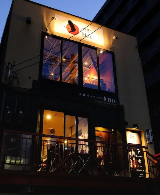 国指定重要文化財の萬代橋からも近い