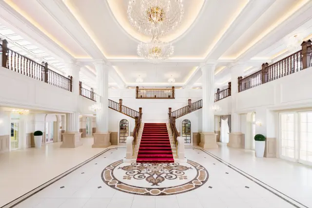 The red-carpet staircase, a symbol of Takarazuka Hotel