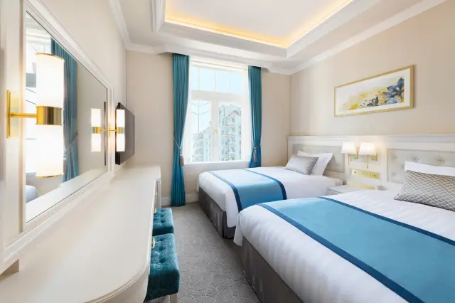 Standard Twin, a pure and calming room with a blue-toned design