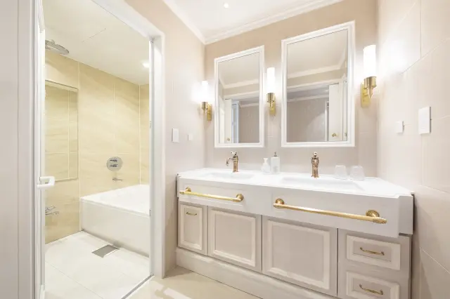 The elegant bathroom of the Superior Twin