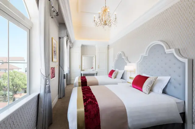 The Revue Room overlooks Takarazuka Grand Theater and displays stage props actually used in performances.