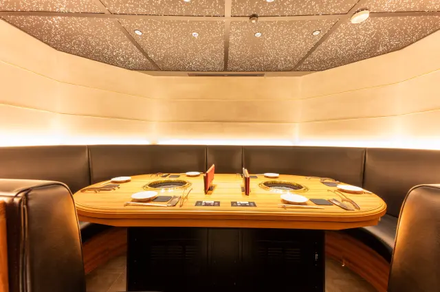 Luxurious table seating