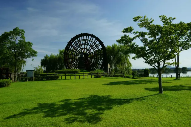 市民の憩いの場となっている芝生広場