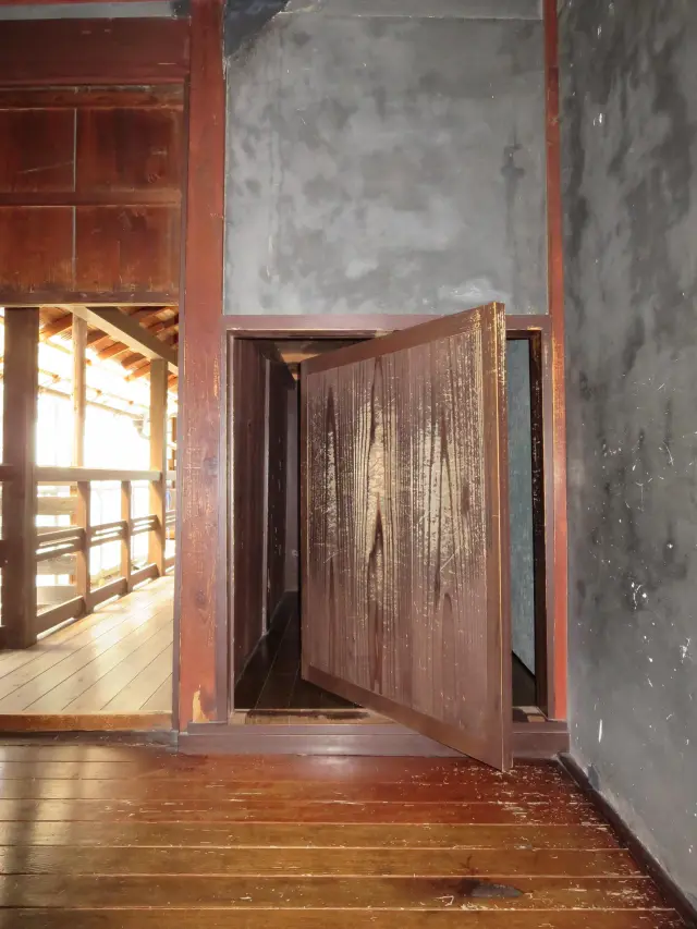 扉を回転させて裏に身を隠す「どんでん返し」