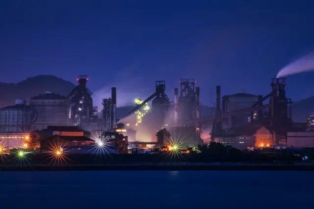 夜はプラントが色とりどりに輝き、非日常感たっぷり