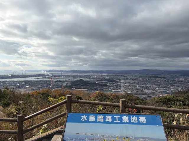昼は工業地帯の向こうに穏やかな瀬戸内海を望む