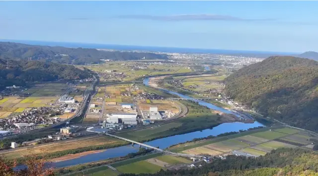 山頂からは遠く日本海までも見渡せる