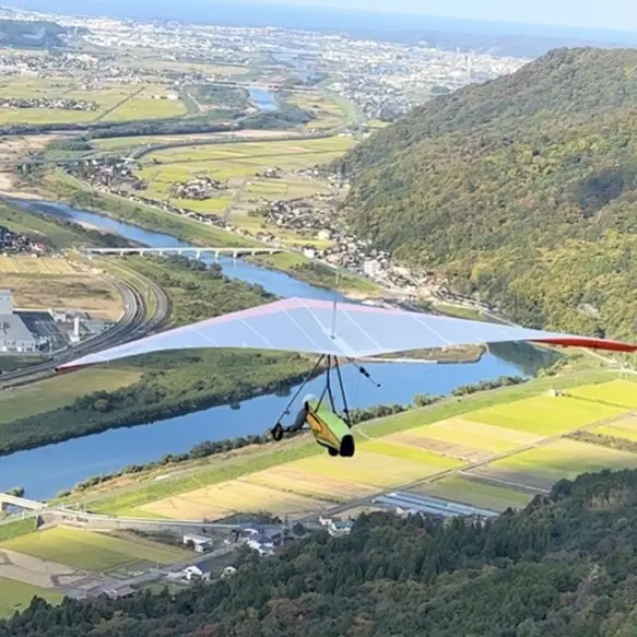 パラグライダーなどスカイスポーツのフライトエリアとして人気