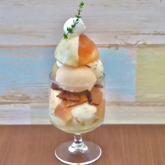 夏には完熟の桃をたっぷり使った「桃のパフェ」が登場