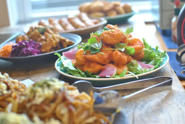 朝食・夕食ともに地元の食材を使ったビュッフェスタイルのメニューを