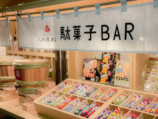 湯上がりの休憩処には駄菓子BARや日本酒BARなど屋台もある