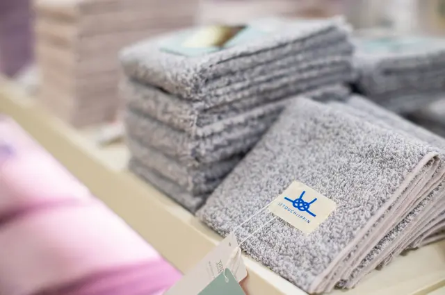 ショップでは今治タオルの展示販売をするほか四国の名産品も揃う