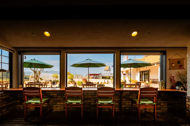 カフェやレストランも併設