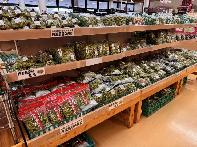 秋になると、丹波の代名詞ともいえる黒豆や栗の販売が目玉に