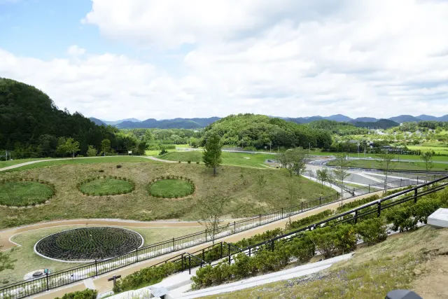 四季折々の自然景観が周囲に広がる「塩谷古墳公園」が併設