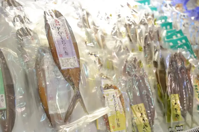 とびうおの燻製をはじめくさやなど島々の個性的な美味が揃う