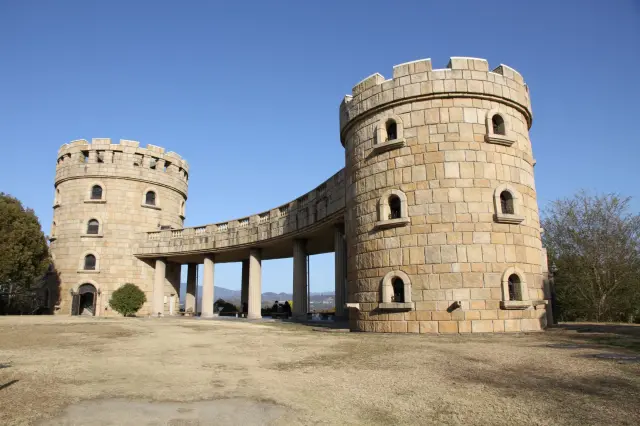 中世ヨーロッパの古城を思わせる「展望塔」