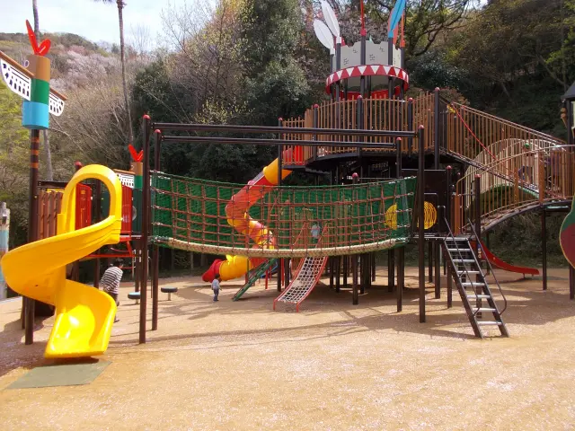 園内は広場や遊具が充実